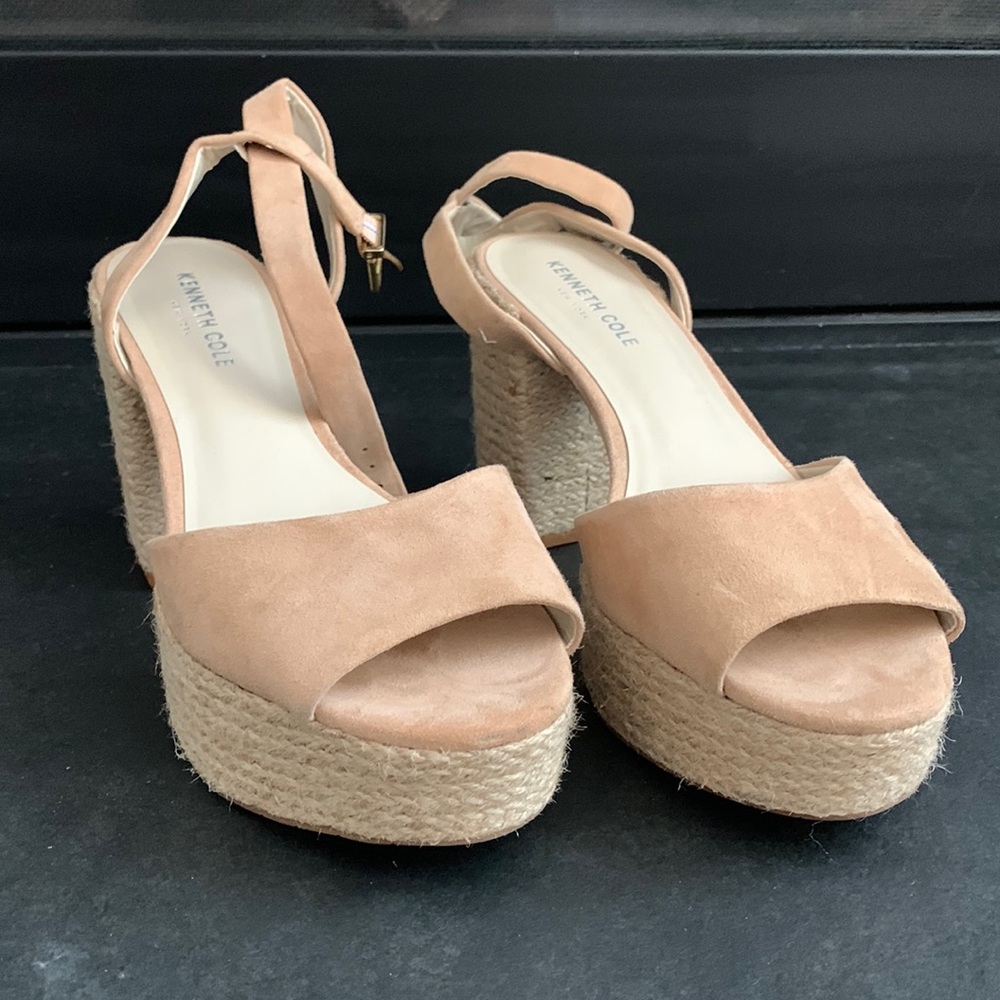 Suede Kenneth Cole Dolly 115 platform heels in classic tan size 8m